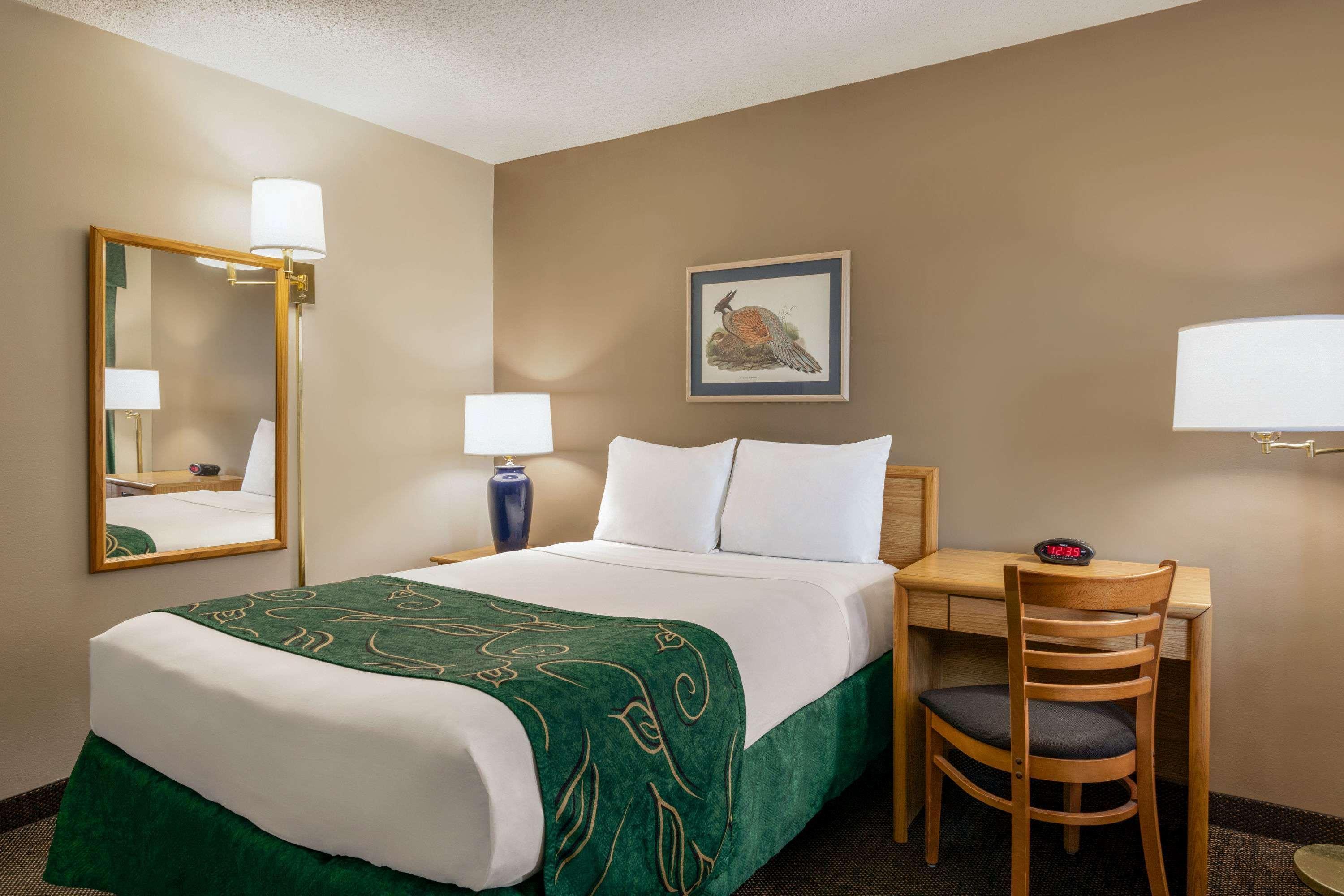 Travelodge By Wyndham Wellington Экстерьер фото
