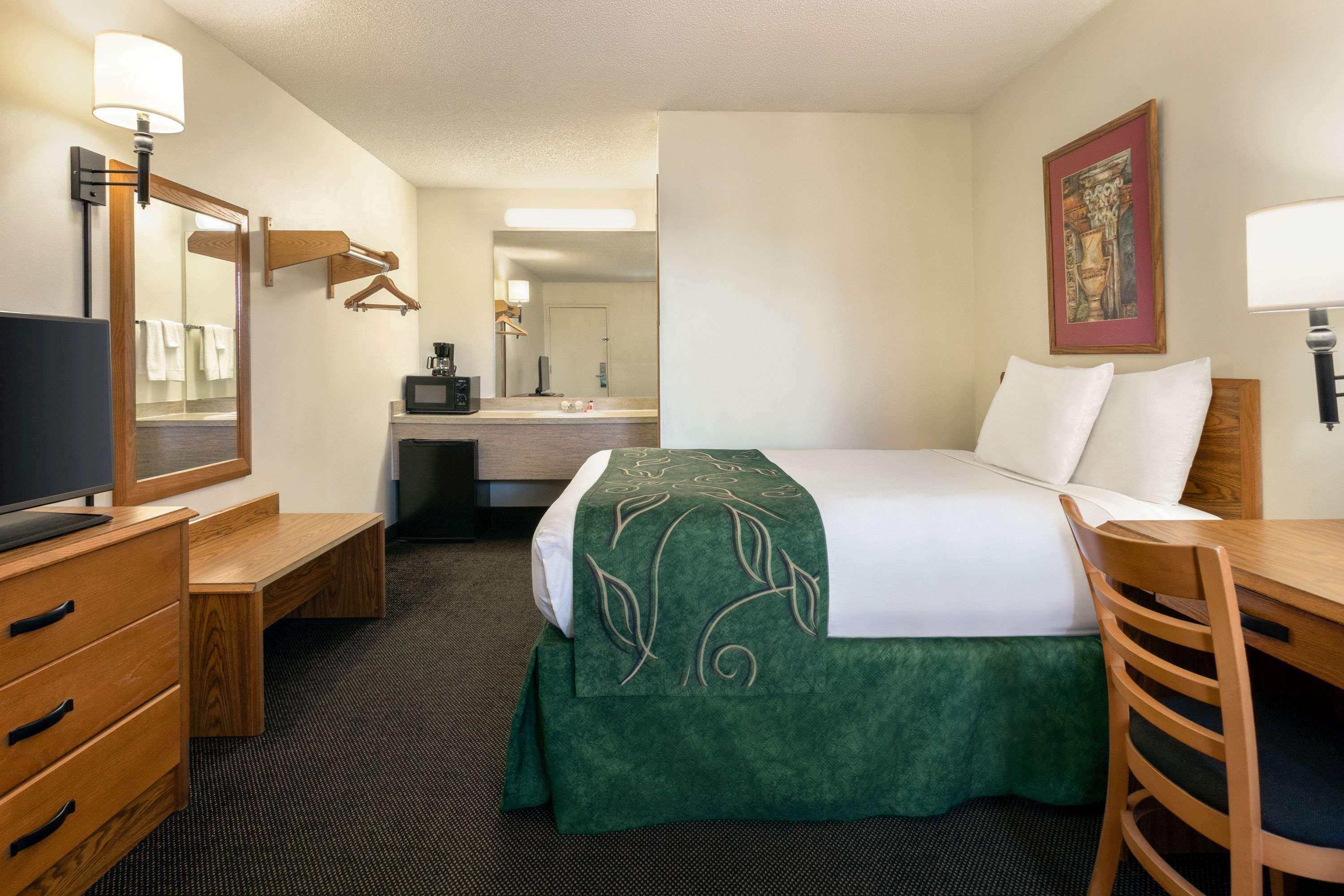 Travelodge By Wyndham Wellington Экстерьер фото