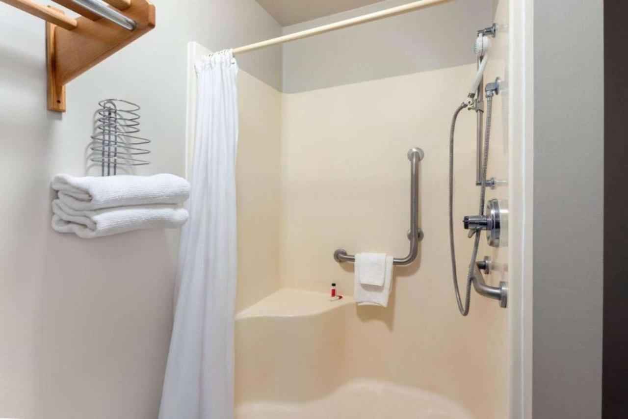 Travelodge By Wyndham Wellington Экстерьер фото